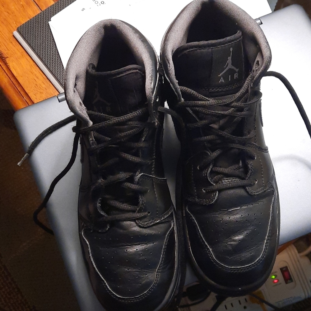 Air Jordan 1 triple black youth 6.5